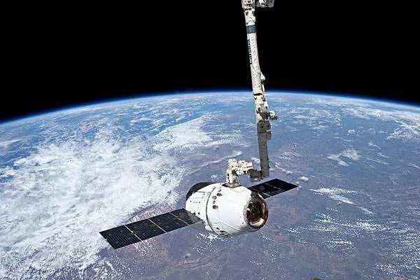NASA女航天员在太空盗窃前任银行账户,空间站上使用的电脑都是什么牌子的?