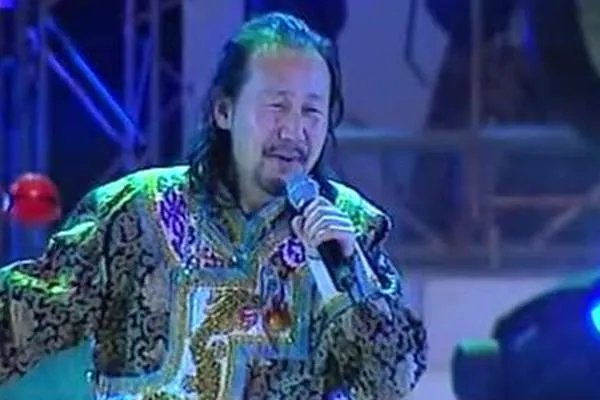 腾格尔模仿肖战蔡徐坤,网友都有哪些神评论?