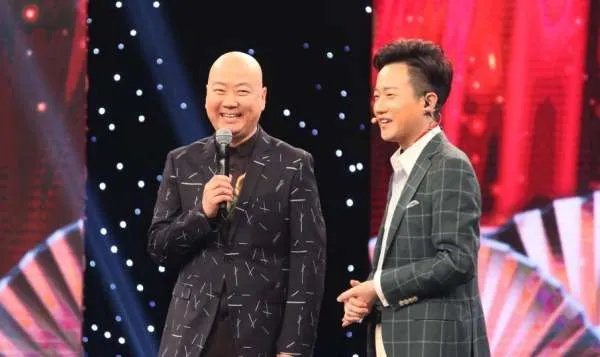 裘英俊算不算最年轻的文字辈相声演员?对此你怎么看?