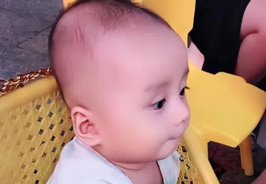 河南新郑9个月大婴儿烫休克,妈妈欲割皮救女,致其烫伤的原因是什么?