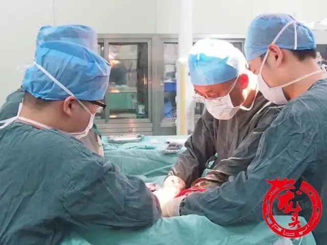 哈同高速一大客车侧翻，哈医大一院全力救治33名伤者, 你怎么看？