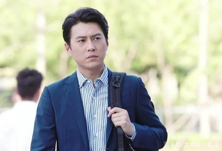 靳东为何从不晒老婆照片?合影曝光,换我也不敢晒。为什么?