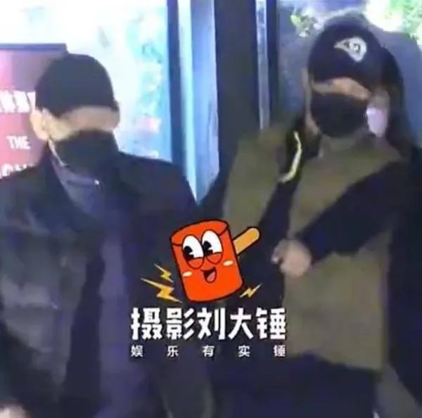 吴京与导演袁和平聚餐，穿着休闲饭后送友人上车离开，如何评价吴京？