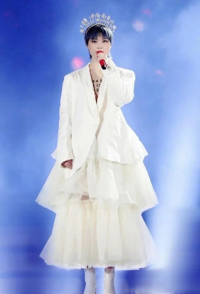 如何看待李宇春担任《歌手·当打之年》帮唱嘉宾?