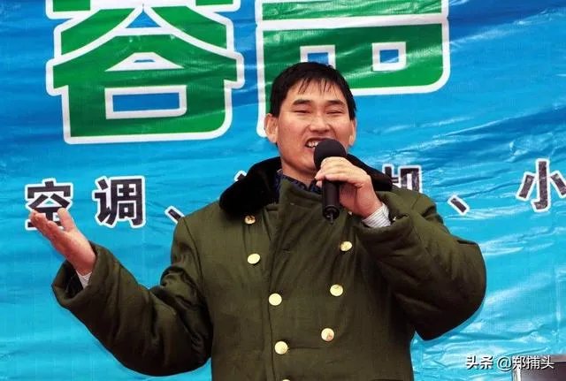 如何看待大衣哥朱之文家门被村民踹开?