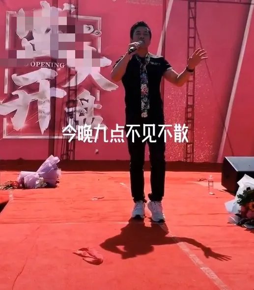 流浪歌王陈星帮陈光标提衣服,那她的娇妻长得怎么样?