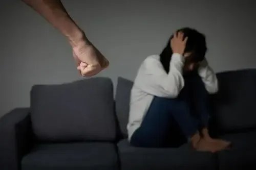 湖南女子被家暴时打死丈夫获刑6年半,其行为是否属于防卫过当?