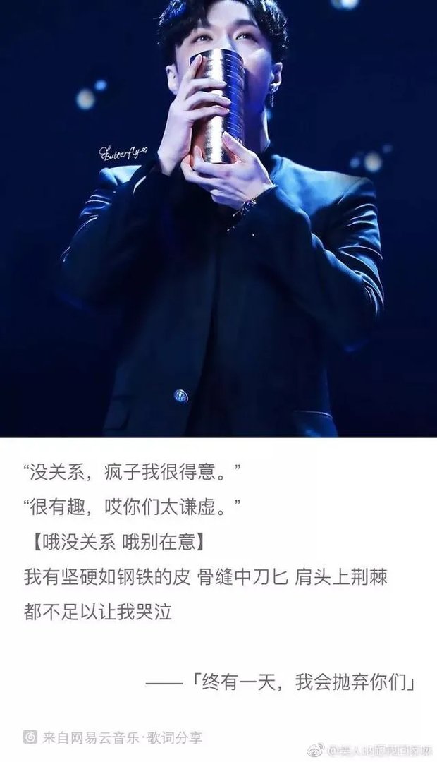 为何张艺兴在腾讯视频星光大赏舞台上下跪?