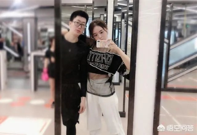 余霜Msi比赛刚上场解说，就被弹幕刷屏“渣女”，你怎么看？