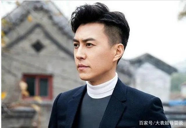 靳东为何从不晒老婆照片?合影曝光,换我也不敢晒。为什么?