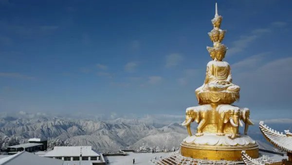峨眉山迎入秋来第一场雪,如何描述峨眉山的雪景?