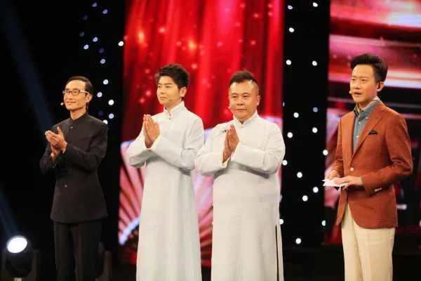 裘英俊算不算最年轻的文字辈相声演员?对此你怎么看?