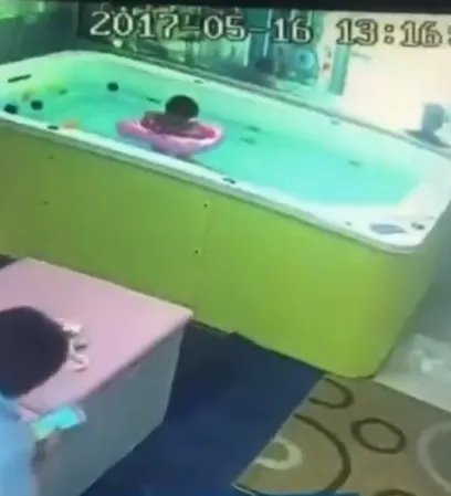 幼儿游泳溺水挣扎后如何了?