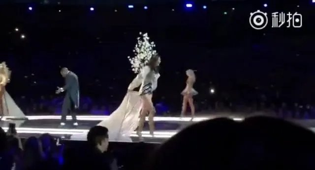 怎么看待奚梦瑶维密秀摔倒以及她的微博回应?