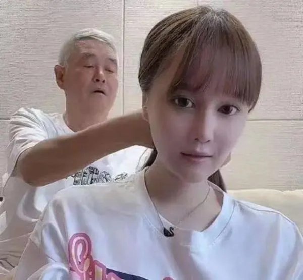 赵本山二婚子女罕登台表演，他们的表现如何？