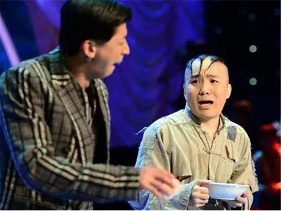 三毛演员晒25年对比照,长大后帅太多!却因化妆师失误变秃,是这样吗?
