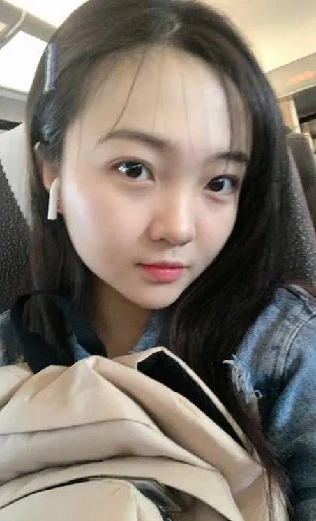 林妙可晒出的照片中，妈妈是什么样的装扮？