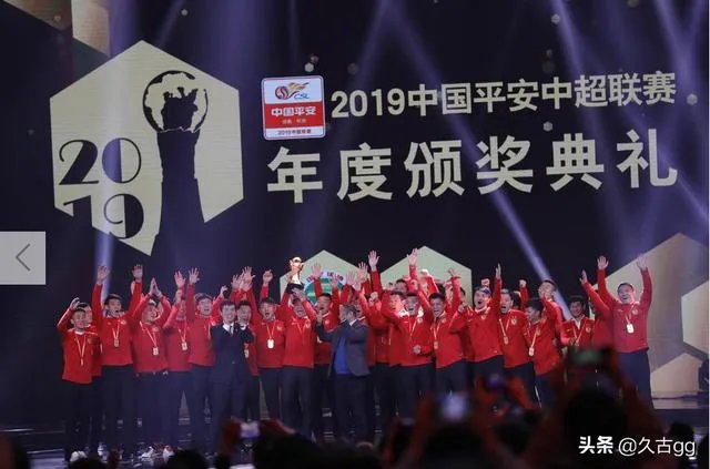“恒大拿再多冠军有啥用?中国足球也上不去啊”!恒大在这时候出现是走了好运还是霉运?
