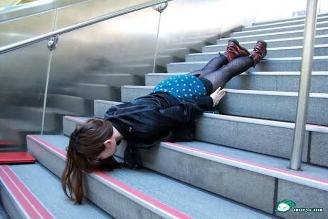 台湾仆街少女走红网络 无厘头媲美东京漂浮少女