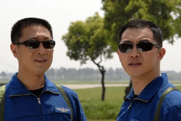 电视剧鹰隼大队里肖邦给普的那个飞行员之歌叫什么？？