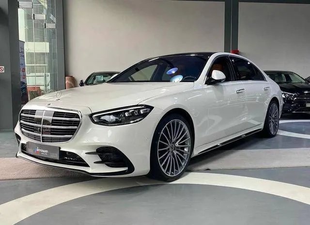新一代奔驰S500实拍,罕见的白色外观,气场十分强大!