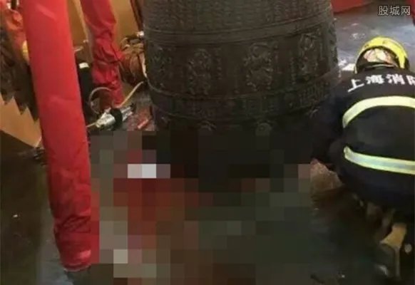 静安寺大钟坠落 女子脚被砸断