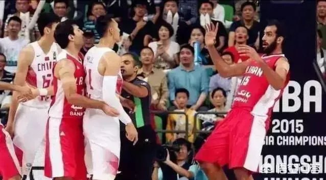 当年在天津世锦赛上,哈达迪为什么会做“摊手”动作侮辱易建联?当时发生了什么事?