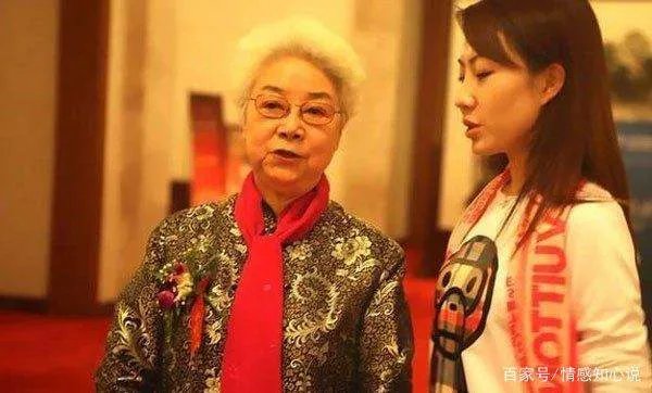 白毛女喜儿扮演者田华，一家4口患癌，为何88岁仍拼命接活工作？