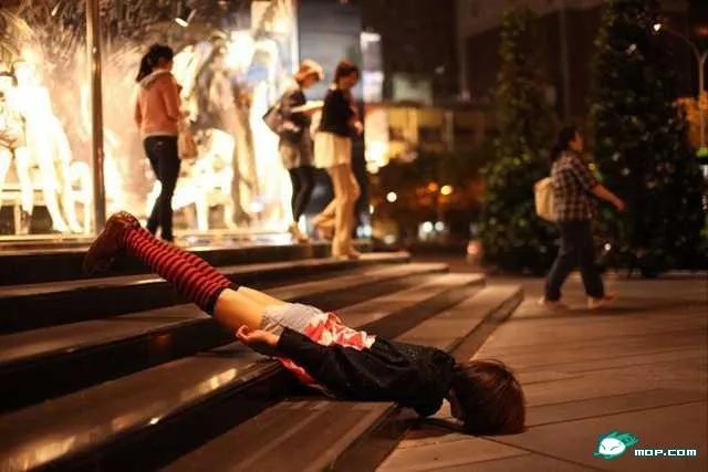 台湾仆街少女走红网络 无厘头媲美东京漂浮少女