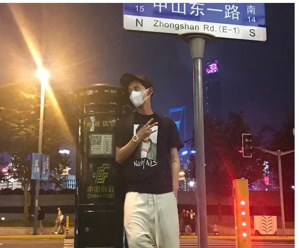 为什么说鹿晗又和邮筒合影了?