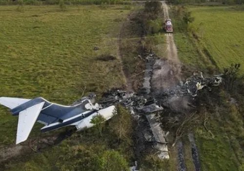 美国一架载有21人的客机坠毁，造成了人员伤亡了吗？