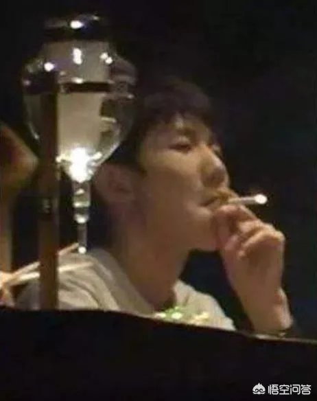 李佳琦带爱犬去宠物学校学习期间被拍到抽烟,大家如何看待?
