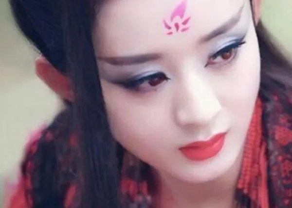 你觉得哪个明星的烟熏妆最美?