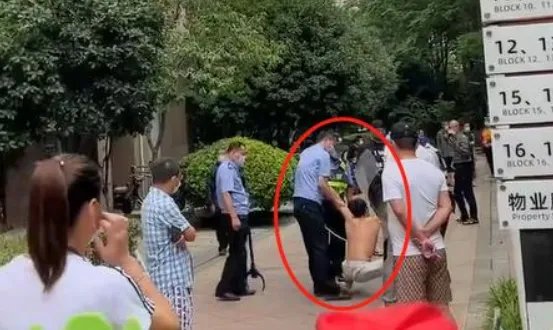 武汉男子在小区趴地学狗叫，2人被咬吓得去打针，狂犬病的并发症还有哪些？