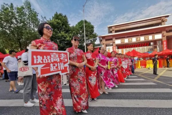 西安6位95后女教师组团穿旗袍送考,这些老师为何会这么做?