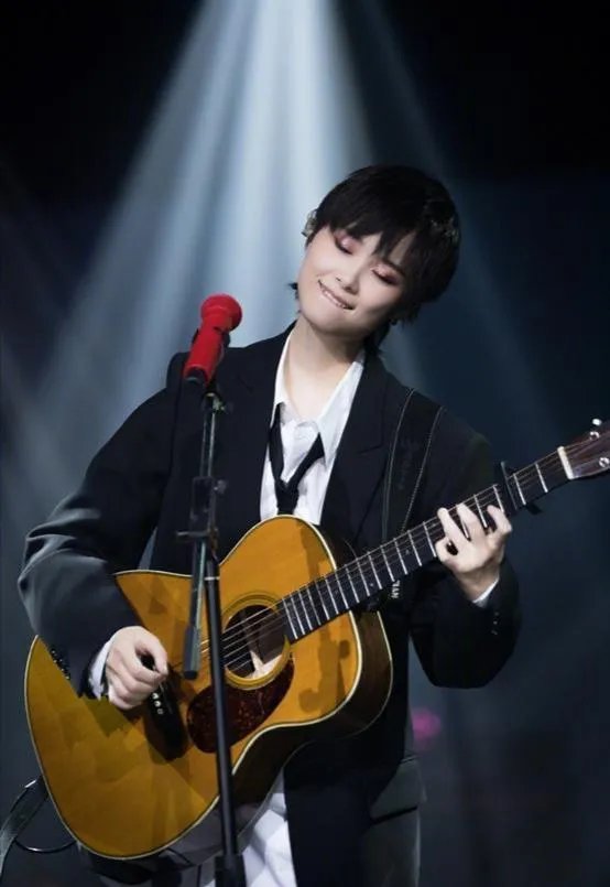 如何看待李宇春担任《歌手·当打之年》帮唱嘉宾?