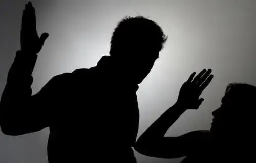 湖南女子被家暴时打死丈夫获刑6年半,其行为是否属于防卫过当?