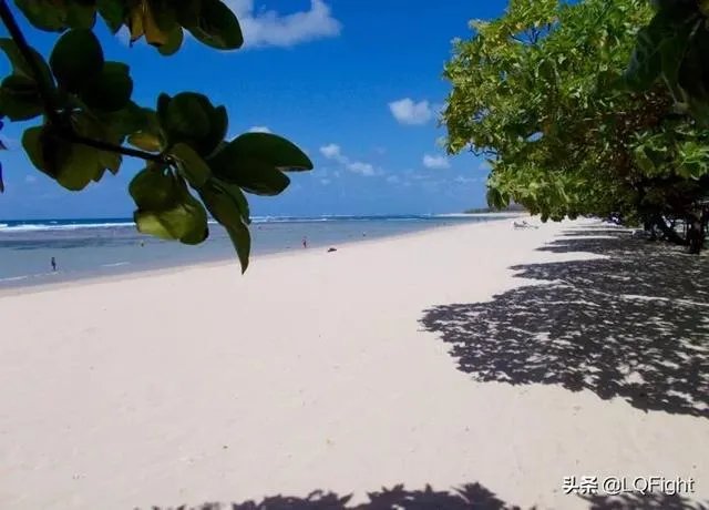 问巴厘岛当地有哪些好的酒店和度假村?
