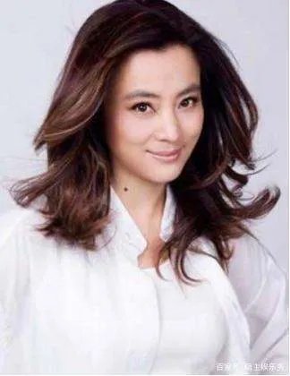 李玲玉混血儿子近照曝光,骑马的样子是不是很英俊?
