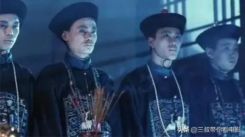 为什么电影里的僵尸都是穿着清朝官服？