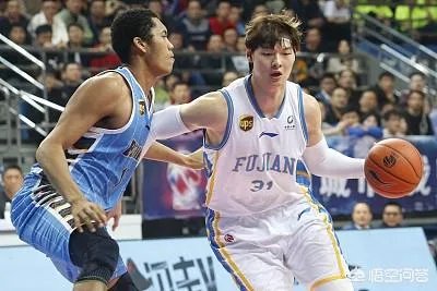 福建21分逆转终结北京13连胜,王哲林砍18+18完爆队内双外援,你怎么看?