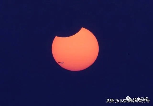 后天日环食将登陆“天象剧场”,北京适宜观测,将能看到“天狗咬日”,勿直接用肉眼观看,请做好防护。你怎么看?