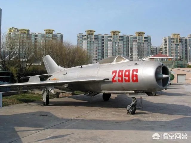 j7和f4战斗机