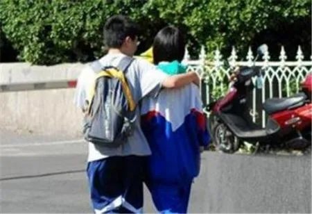 在校早恋遭开除 学生早恋该如何教育？