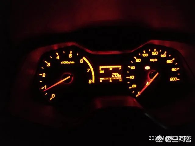 汽车出厂时,厂家一般给车里加多少油?