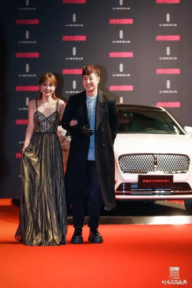 怎么看待吴昕潘玮柏在2017COSMO美丽时尚盛典走红毯？