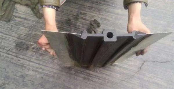 什么叫中埋式钢边橡胶止水带?中埋式钢边橡胶止水带和中孔式钢边止水带有什么区别?