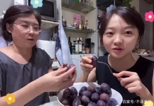 林妙可晒出的照片中,妈妈是什么样的装扮?