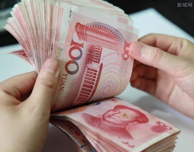 10万现金被水泡发 好在被银行员工抢救降低损失