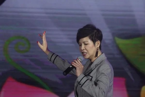 国家一级演员杭天琪，被曝白马会所常客，是否遭老外欺骗